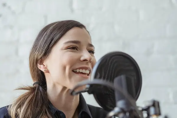 mulher sorrindo ao microfone