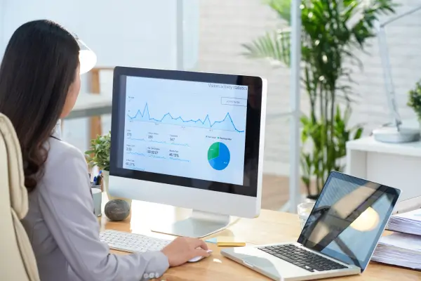 Mulher analisando gráficos em computador